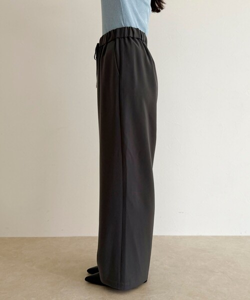 fredy emue（フレディエミュ）の「【リピーター続出！/高身長サイズあり】とろみWarmストレートイージーパンツ（その他パンツ・レディース・ブラック/チャコールグレー/アイボリー/ブラウン・38/36/39）」の19枚目の写真