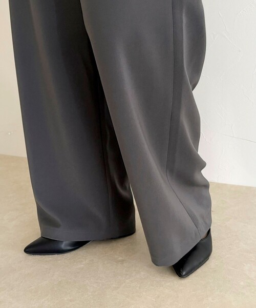 fredy emue（フレディエミュ）の「【リピーター続出！/高身長サイズあり】とろみWarmストレートイージーパンツ（その他パンツ・レディース・ブラック/チャコールグレー/アイボリー/ブラウン・38/36/39）」の6枚目の写真