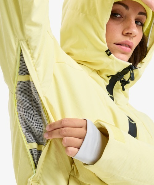 ROXY（ロキシー）の「RADIANT LINES OVERHE/ロキシースキースノーボードアノラックジャケット（マウンテンパーカー・レディース・ブラック/イエロー・MEDIUM/LARGE/SMALL）」の5枚目の写真