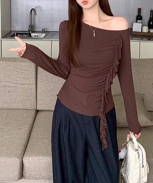 leune(ルネ)の「アシメフリルドレープオフショルトップス(Tシャツ/カットソー・レディース・ブラウン/ブラック・FREE)」の6枚目の写真
