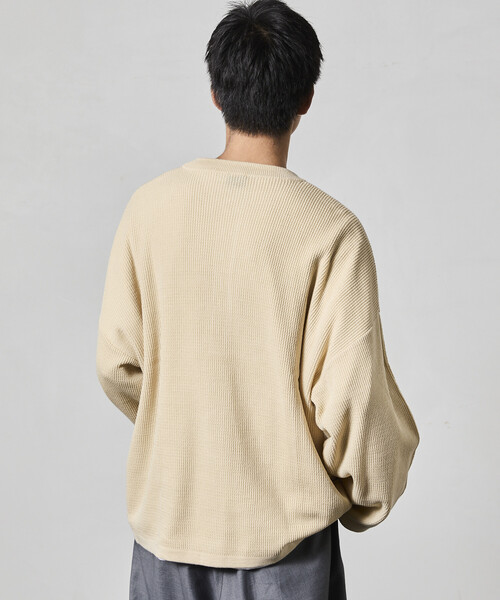 FREAK'S STORE(フリークスストア)の「限定展開 ビッグシルエット ディープヘンリーネック ニット(ニット/セーター・メンズ・ベージュ/ブラック/グレー/レッド・MEDIUM/SMALL/LARGE)」の9枚目の写真