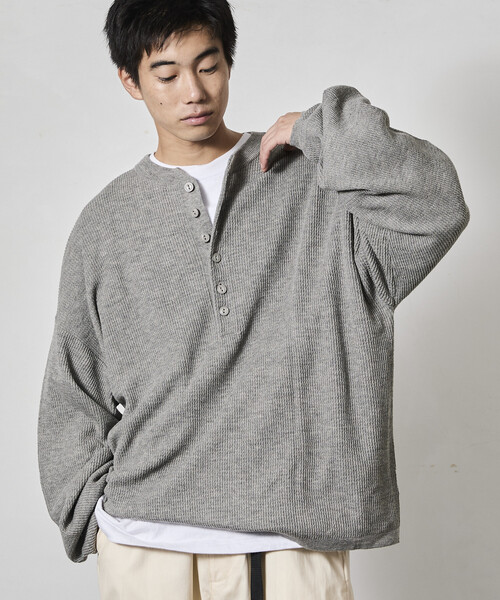 FREAK'S STORE(フリークスストア)の「限定展開 ビッグシルエット ディープヘンリーネック ニット(ニット/セーター・メンズ・ベージュ/ブラック/グレー/レッド・MEDIUM/SMALL/LARGE)」の18枚目の写真