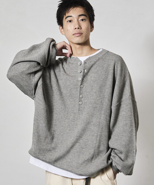 FREAK'S STORE(フリークスストア)の「限定展開 ビッグシルエット ディープヘンリーネック ニット(ニット/セーター・メンズ・ベージュ/ブラック/グレー/レッド・MEDIUM/SMALL/LARGE)」の22枚目の写真