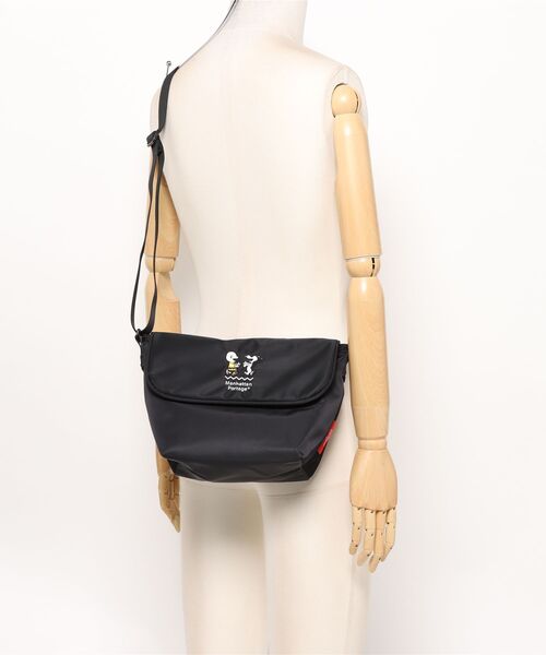Manhattan Portage（マンハッタンポーテージ）の「NYLON MESSENGER BAG (XXS) FLIGHT NYLON BACKING BP W/DIV MGNT PEANUTS 25（メッセンジャーバッグ・レディース・ブラック・X-SMALL）」の21枚目の写真