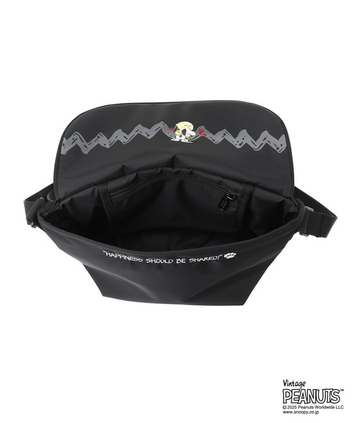 Manhattan Portage（マンハッタンポーテージ）の「NYLON MESSENGER BAG (XXS) FLIGHT NYLON BACKING BP W/DIV MGNT PEANUTS 25（メッセンジャーバッグ・レディース・ブラック・X-SMALL）」の11枚目の写真