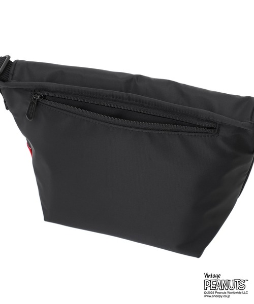 Manhattan Portage（マンハッタンポーテージ）の「NYLON MESSENGER BAG (XXS) FLIGHT NYLON BACKING BP W/DIV MGNT PEANUTS 25（メッセンジャーバッグ・レディース・ブラック・X-SMALL）」の12枚目の写真