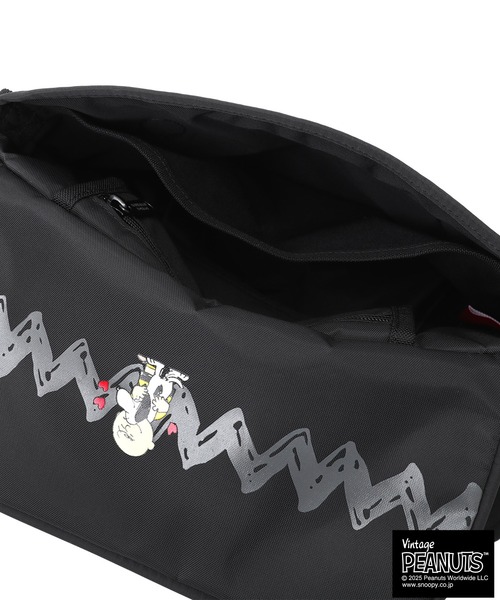 Manhattan Portage（マンハッタンポーテージ）の「NYLON MESSENGER BAG (XXS) FLIGHT NYLON BACKING BP W/DIV MGNT PEANUTS 25（メッセンジャーバッグ・レディース・ブラック・X-SMALL）」の14枚目の写真