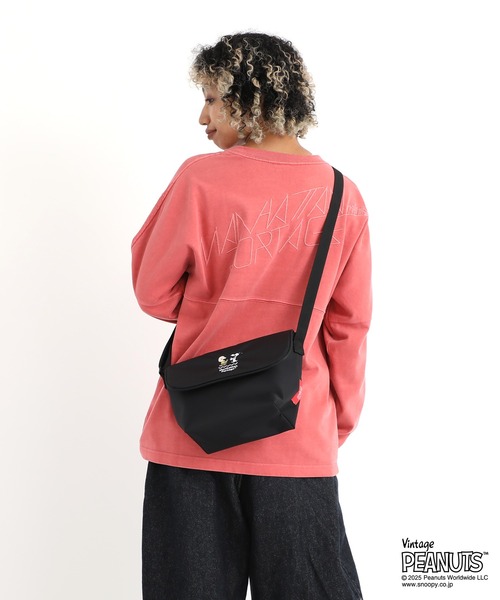 Manhattan Portage（マンハッタンポーテージ）の「NYLON MESSENGER BAG (XXS) FLIGHT NYLON BACKING BP W/DIV MGNT PEANUTS 25（メッセンジャーバッグ・レディース・ブラック・X-SMALL）」の2枚目の写真