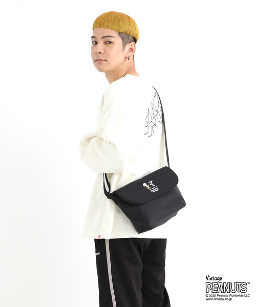 Manhattan Portage（マンハッタンポーテージ）の「NYLON MESSENGER BAG (XXS) FLIGHT NYLON BACKING BP W/DIV MGNT PEANUTS 25（メッセンジャーバッグ・レディース・ブラック・X-SMALL）」の4枚目の写真
