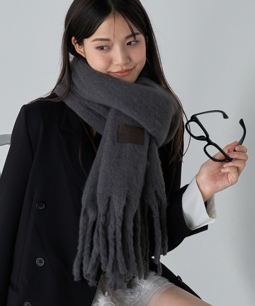 RAY CASSIN（レイカズン）の「レザーパッチマフラー（マフラー・レディース・チャコールグレー/ブルー/ホワイト/レッド・FREE）」の3枚目の写真