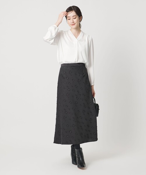 UNITED ARROWS(ユナイテッドアローズ)の「サテン フラワー ジャガード ロングスカート(スカート・レディース・ダークグレー/オフホワイト/ダークブラウン・38/36)」の6枚目の写真