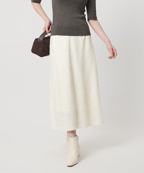 UNITED ARROWS(ユナイテッドアローズ)の「サテン フラワー ジャガード ロングスカート(スカート・レディース・ダークグレー/オフホワイト/ダークブラウン・38/36)」の8枚目の写真