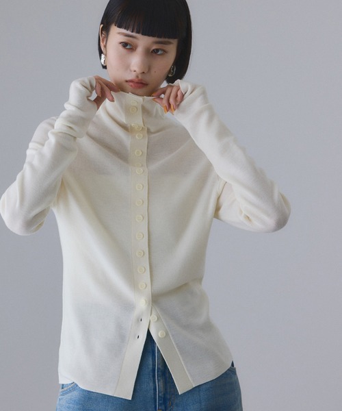 ADAM ET ROPE'（アダムエロペ）の「アンチピリングタートルフィットプルオーバー（ニット/セーター・レディース・ホワイト/ダークブラウン/チャコールグレー・FREE）」の2枚目の写真