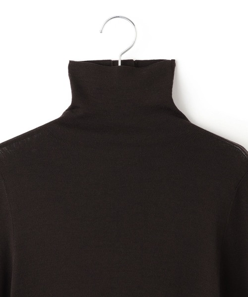 ADAM ET ROPE'（アダムエロペ）の「アンチピリングタートルフィットプルオーバー（ニット/セーター・レディース・ホワイト/ダークブラウン/チャコールグレー・FREE）」の5枚目の写真