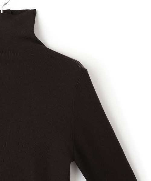 ADAM ET ROPE'（アダムエロペ）の「アンチピリングタートルフィットプルオーバー（ニット/セーター・レディース・ホワイト/ダークブラウン/チャコールグレー・FREE）」の6枚目の写真