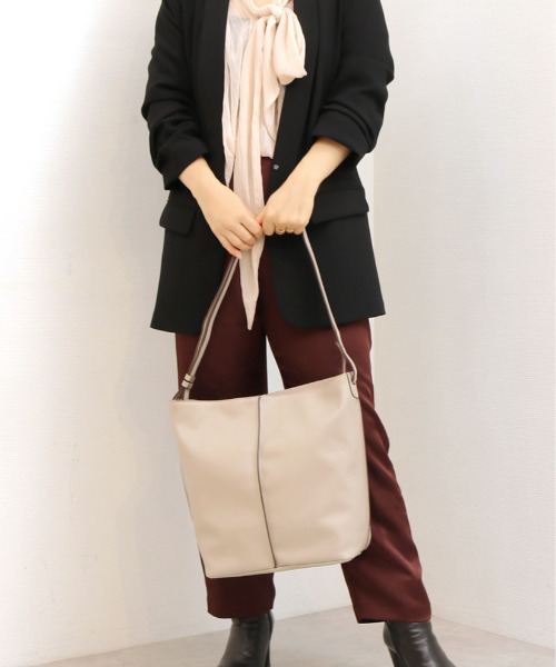 ATLANTA（アトランタ）の「アトランタ ATLANTA / やぎ革軽量ショルダーL（ショルダーバッグ・レディース・ベージュ/ブラック/ブルー・FREE）」の4枚目の写真