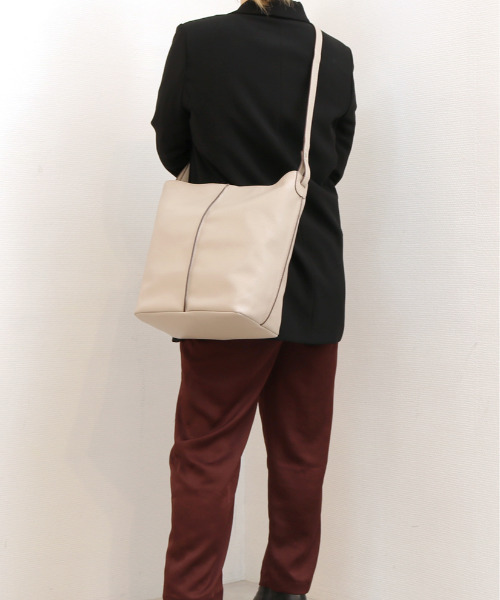 ATLANTA（アトランタ）の「アトランタ ATLANTA / やぎ革軽量ショルダーL（ショルダーバッグ・レディース・ベージュ/ブラック/ブルー・FREE）」の7枚目の写真