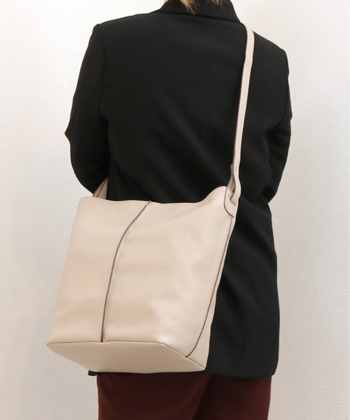 ATLANTA（アトランタ）の「アトランタ ATLANTA / やぎ革軽量ショルダーL（ショルダーバッグ・レディース・ベージュ/ブラック/ブルー・FREE）」の8枚目の写真