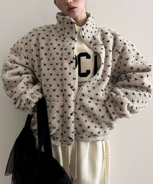 ViViDAY（ビビデー）の「ハート柄もこもこボアブルゾン（ブルゾン・レディース・ブラウン/ダークグレー/アイボリー/オフホワイト・M）」の3枚目の写真