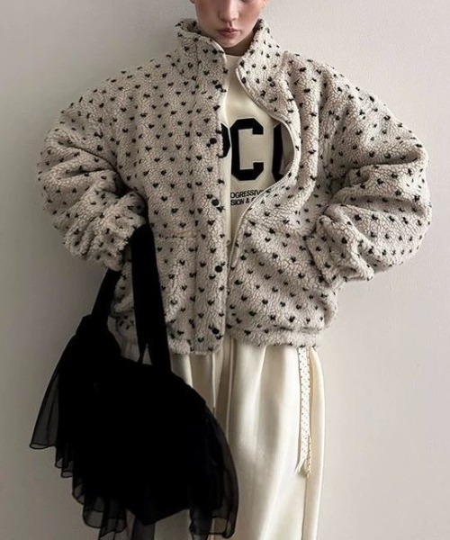 ViViDAY（ビビデー）の「ハート柄もこもこボアブルゾン（ブルゾン・レディース・ブラウン/ダークグレー/アイボリー/オフホワイト・M）」の8枚目の写真