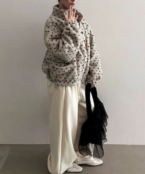 ViViDAY（ビビデー）の「ハート柄もこもこボアブルゾン（ブルゾン・レディース・ブラウン/ダークグレー/アイボリー/オフホワイト・M）」の9枚目の写真