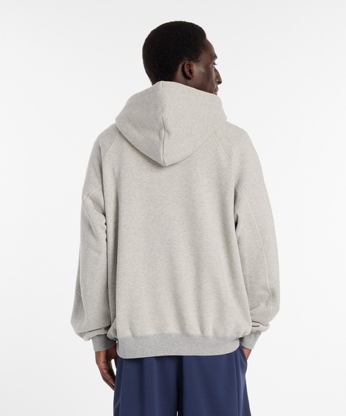 NEW BALANCE(ニューバランス)の「NB GREY オーバーサイズフーディ(パーカー・メンズ・サンドグレー/スミクロ/ブラック・SMALL/MEDIUM/LARGE/X-LARGE/XX-LARGE)」の13枚目の写真