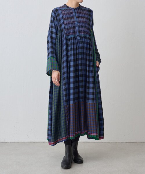 BEARDSLEY(ビアズリー)の「《INJIRI》カシミヤチェック柄ワンピース(ワンピース・レディース・ブルー・MEDIUM)」の2枚目の写真