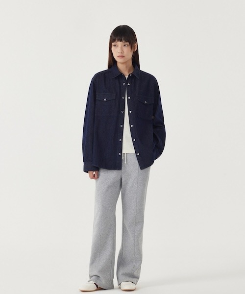 COVERNAT(カバーナット)の「WOMAN SHIRRING DENIM SHIRT(シャツ/ブラウス・レディース・インディゴブルー/ライトブルー・MEDIUM/SMALL)」の8枚目の写真