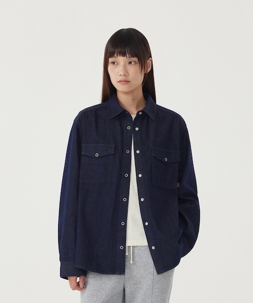 COVERNAT(カバーナット)の「WOMAN SHIRRING DENIM SHIRT(シャツ/ブラウス・レディース・インディゴブルー/ライトブルー・MEDIUM/SMALL)」の12枚目の写真
