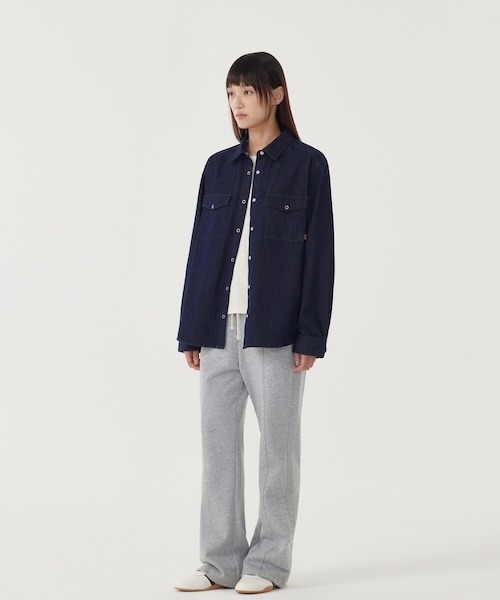 COVERNAT(カバーナット)の「WOMAN SHIRRING DENIM SHIRT(シャツ/ブラウス・レディース・インディゴブルー/ライトブルー・MEDIUM/SMALL)」の9枚目の写真