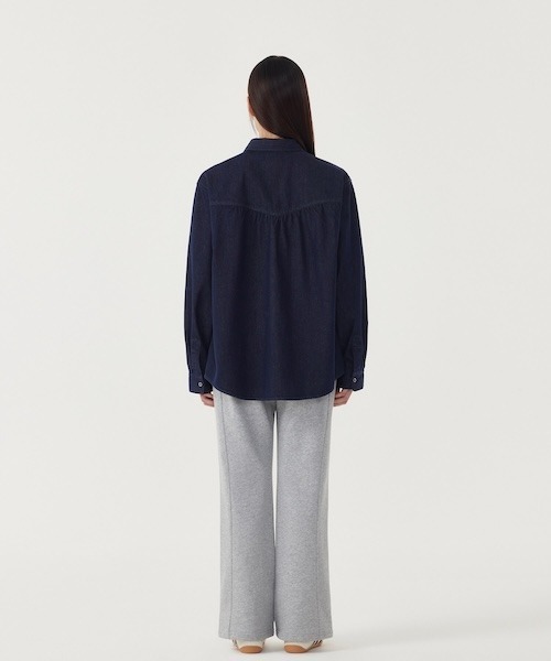 COVERNAT(カバーナット)の「WOMAN SHIRRING DENIM SHIRT(シャツ/ブラウス・レディース・インディゴブルー/ライトブルー・MEDIUM/SMALL)」の10枚目の写真