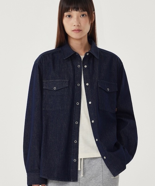 COVERNAT(カバーナット)の「WOMAN SHIRRING DENIM SHIRT(シャツ/ブラウス・レディース・インディゴブルー/ライトブルー・MEDIUM/SMALL)」の11枚目の写真