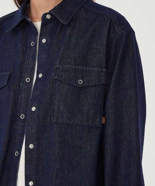 COVERNAT(カバーナット)の「WOMAN SHIRRING DENIM SHIRT(シャツ/ブラウス・レディース・インディゴブルー/ライトブルー・MEDIUM/SMALL)」の3枚目の写真