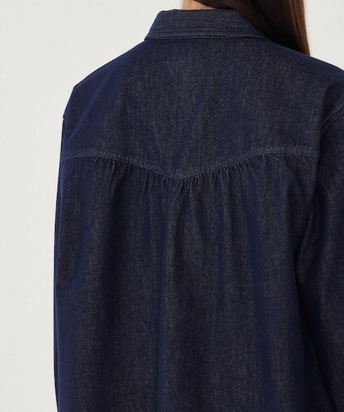 COVERNAT(カバーナット)の「WOMAN SHIRRING DENIM SHIRT(シャツ/ブラウス・レディース・インディゴブルー/ライトブルー・MEDIUM/SMALL)」の4枚目の写真