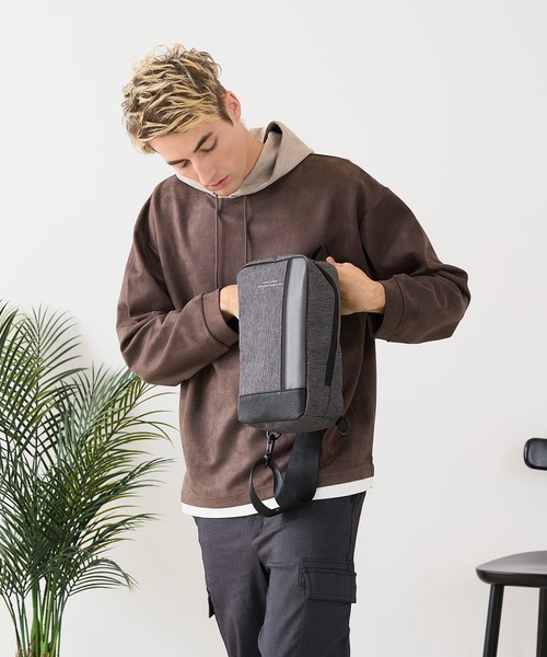 Blue Standard (ブルースタンダード)の「【BLUE STANDARD/ブルースタンダード】【長財布・ペットボトルも楽々】大容量ボディバッグ 異素材切り替え 杢調カジュアル(ボディバッグ/ウエストポーチ・メンズ・グレー/ブラック/ダークネイビー・FREE)」の12枚目の写真
