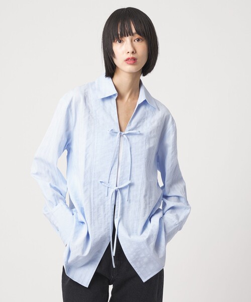 COURREGES PARIS リボン付きライトブルーシャツ セール】＜EMMEL REFINES＞EM C/ドビー ストライプ リボン シャツ