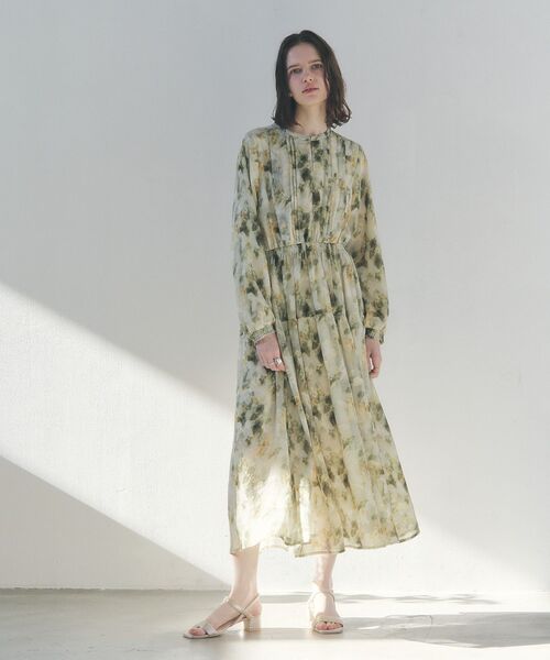 YECCA VECCA（イェッカヴェッカ）の「ぼかしフラワー柄ワンピース（ワンピース・レディース・イエロー/ピンクベージュ・FREE）」の7枚目の写真