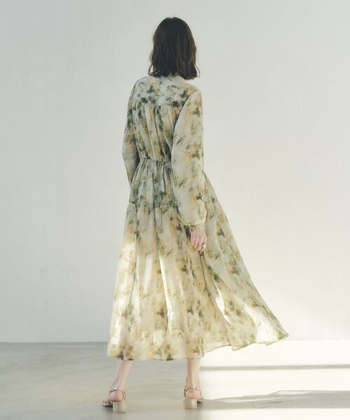 YECCA VECCA（イェッカヴェッカ）の「ぼかしフラワー柄ワンピース（ワンピース・レディース・イエロー/ピンクベージュ・FREE）」の4枚目の写真