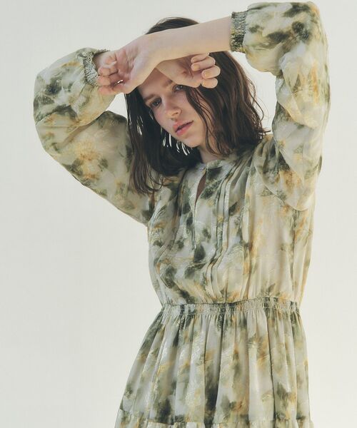 YECCA VECCA（イェッカヴェッカ）の「ぼかしフラワー柄ワンピース（ワンピース・レディース・イエロー/ピンクベージュ・FREE）」の3枚目の写真