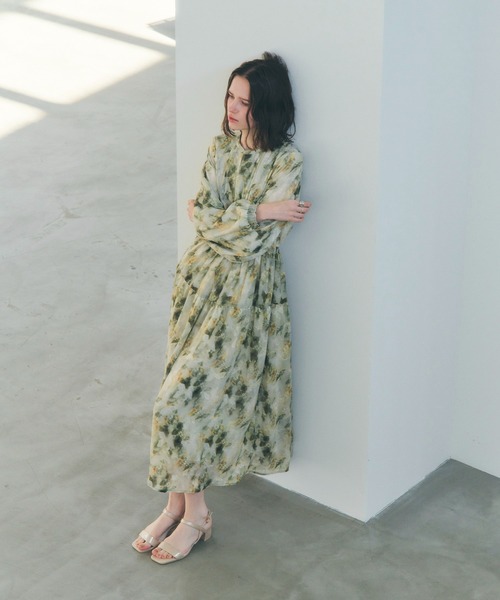 YECCA VECCA（イェッカヴェッカ）の「ぼかしフラワー柄ワンピース（ワンピース・レディース・イエロー/ピンクベージュ・FREE）」の12枚目の写真