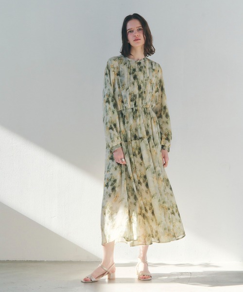 YECCA VECCA（イェッカヴェッカ）の「ぼかしフラワー柄ワンピース（ワンピース・レディース・イエロー/ピンクベージュ・FREE）」の3枚目の写真