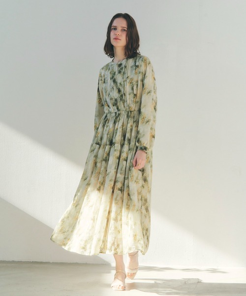 YECCA VECCA（イェッカヴェッカ）の「ぼかしフラワー柄ワンピース（ワンピース・レディース・イエロー/ピンクベージュ・FREE）」の4枚目の写真