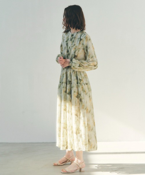 YECCA VECCA（イェッカヴェッカ）の「ぼかしフラワー柄ワンピース（ワンピース・レディース・イエロー/ピンクベージュ・FREE）」の6枚目の写真