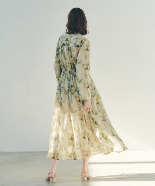 YECCA VECCA（イェッカヴェッカ）の「ぼかしフラワー柄ワンピース（ワンピース・レディース・イエロー/ピンクベージュ・FREE）」の7枚目の写真