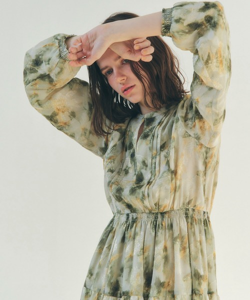 YECCA VECCA（イェッカヴェッカ）の「ぼかしフラワー柄ワンピース（ワンピース・レディース・イエロー/ピンクベージュ・FREE）」の9枚目の写真