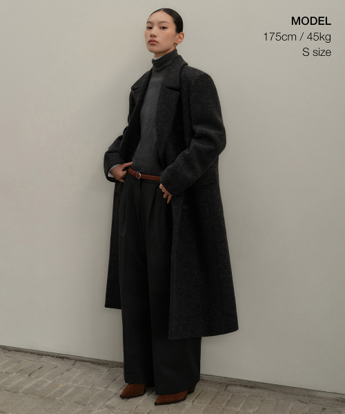 MUSINSA STANDARD WOMAN（ムシンサスタンダードウーマン）の「ウィメンズウールブレンドヘリンボーンオーバーショルダーダブルマキシコート[チャコールグレー]（チェスターコート・レディース・その他・SMALL/MEDIUM/LARGE/X-SMALL）」の2枚目の写真