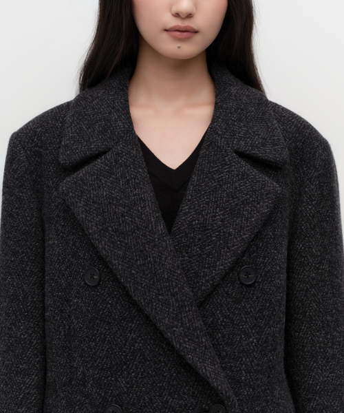 MUSINSA STANDARD WOMAN（ムシンサスタンダードウーマン）の「ウィメンズウールブレンドヘリンボーンオーバーショルダーダブルマキシコート[チャコールグレー]（チェスターコート・レディース・その他・SMALL/MEDIUM/LARGE/X-SMALL）」の6枚目の写真