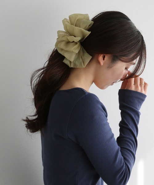 colleca la（コレカラ）の「ボリュームフリル バンスクリップ（バレッタ/ヘアクリップ・レディース・ブラック/ライトグリーン・FREE）」の3枚目の写真