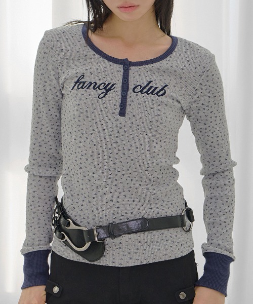 FANCY CLUB(ファンシークラブ)の「A'GEM/9 × .kom 『FANCY CLUB/ファンシークラブ』 HENLEY NECK WAFFLE LONG SLEEVE/ヘンリーネックワッフルロングスリーブ(Tシャツ/カットソー・レディース・アイボリー/グレー・FREE)」の1枚目の写真