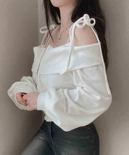 Emilie（エミリー）の「肩紐付き オフショルダー スウェット（スウェット・レディース・アイボリー/ブラック/ライトブルー・FREE）」の11枚目の写真